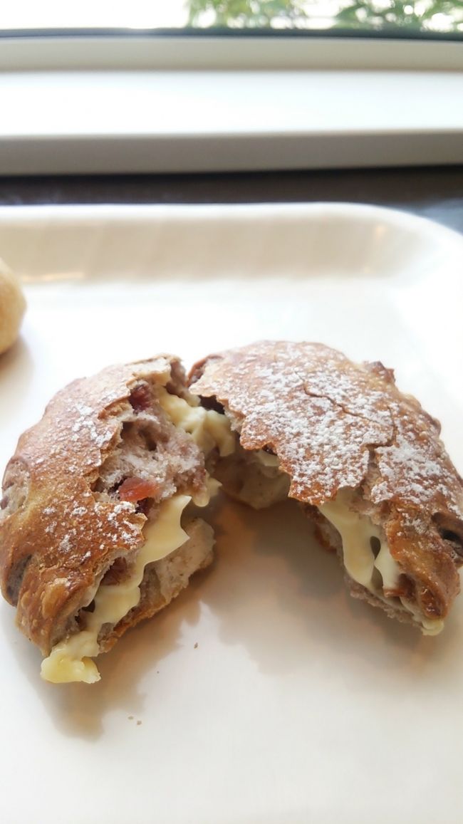 チーズがっ！トロトロ！<br />焼きたて、かなりヤバイうまさでした。<br />近くに郊外型の石窯焼きのパン屋さんもありますが、断然こっちが好き。