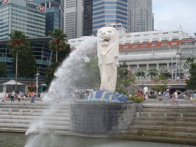まずは定番のマーライオン公園へ。