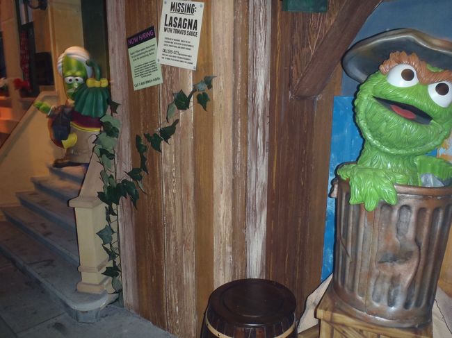 帰国日はUSSへ！<br />パーク内も混んでたけど<br /><br />帰りのセントーサエクスプレスに乗るのに<br />一時間並ぶとゆうはめに…<br /><br />でも<br />行ってよかったセントーサ！