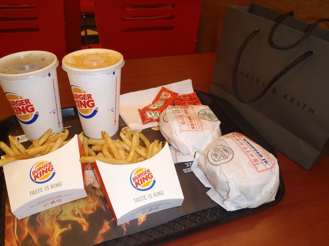 旦那は現地の怪しげなものは食べないので<br />こんなんばっかし食べてました。<br /><br />ちゃんちゃん♪