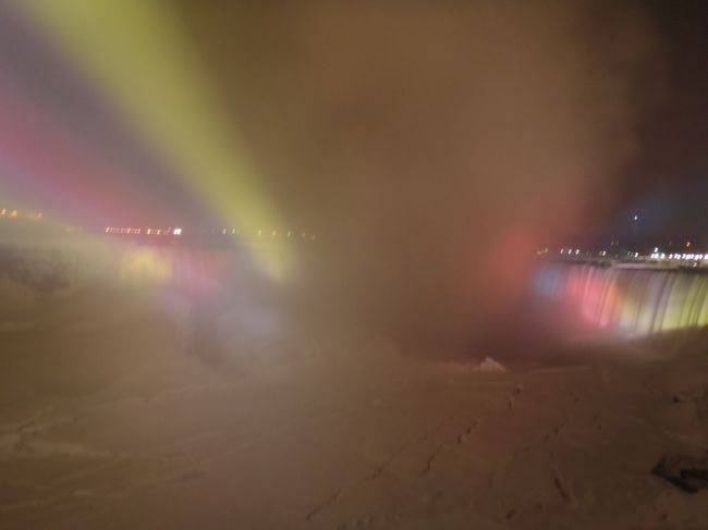 結局、オーロラはほぼ見れなかったので<br />ナイアガラのライトアップで騒ぐ。<br /><br />とほほ…<br /><br />また老後にチャレンジかな。