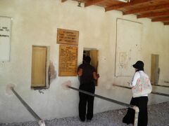 ホテルにチェックイン後、タクシーをチャーターして西岸へ。
まだ着いたばかりで、値切り方がわからず、タクシー代は250£Eと、だいぶボラれてしましました(涙)途中の道では、ライフルのような銃を持った私服警官を何人か見ました。

チケット売り場へ行き、デールイルマディーナ、パシェドゥの墓、貴族の墓のナクト・ミンナ共通、貴族の墓のレクミラ・センネフェル共通、ラメセウムのチケットを購入。