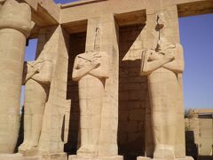 ラメセウム
こちらも貸切。気温は40度。暑さがつらい。おじさんがついてくるけど、無視しました。

この時、タクシーの運転手さんの知り合いの土産物店で両替をしたのですが、なんと私たちの言い値で両替してくれたのです。かなり得しました。ラッキー。
