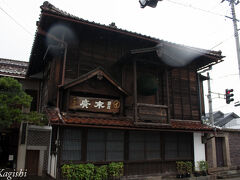 七日町にある造り酒屋の一つ末廣酒造
木造の外観は年期が入ってます