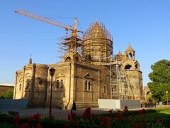 エチミアジン大聖堂。
修繕工事中でした。