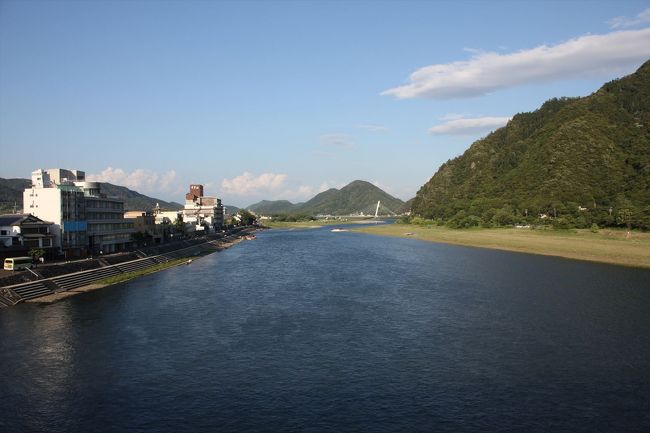 17時半過ぎ､ホテルの対岸にあり､ぎふ長良川鵜飼観覧船の乗船場や古い町並みなどが残る川原町地区へ出発｡写真は長良川に架かる長良橋からの風景｡