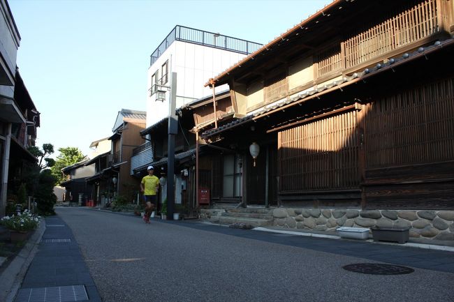 私たちは19時15分出船組のため､管理事務所の窓口で料金を支払った後､同地区の古い町並みを散策=写真=｡