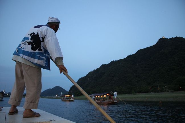船首で操船する船頭のおじいさん｡