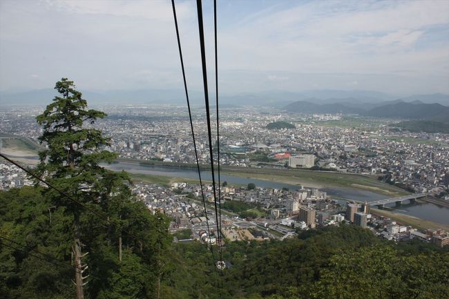 8時半ごろホテルをチェックアウト｡レンタカーで数分の岐阜公園内にある金華山ロープウェーの山麓駅へ｡乗車後数十秒で眼下に岐阜市街が広がった=写真=｡