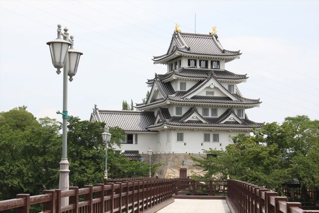 岐阜公園から約30分､10時半ごろ､墨俣一夜城に到着=写真=｡史実によると立派な天守などは存在しなかったといわれる同城､墨俣歴史資料館などが入る模擬天守は1991年に建設｡