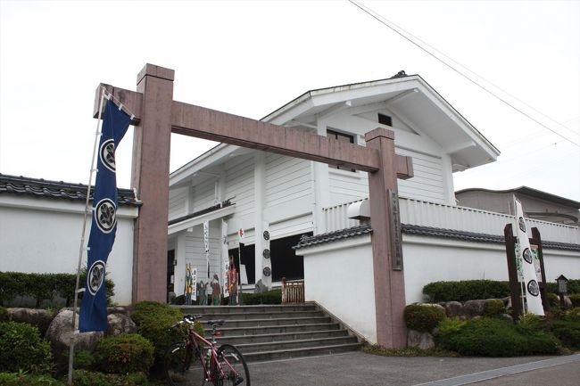 同店から約30分､14時半ごろ､｢関ヶ原町歴史民俗資料館｣に到着=写真=｡関ヶ原の戦いに関する展示が中心の同館､老若男女でややにぎわった雰囲気｡