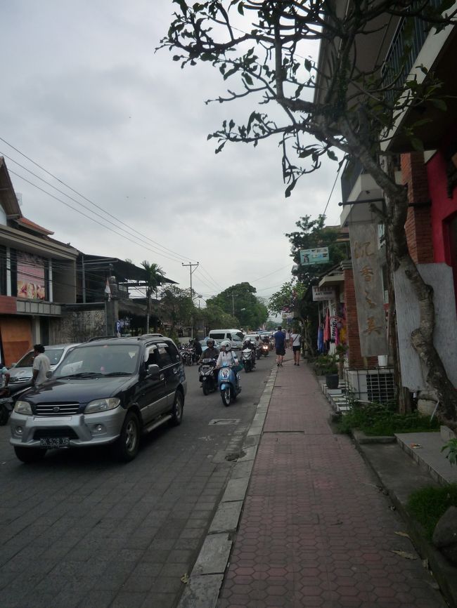 ウブドの中心地も車、バイクが多かったです。<br />あらゆる所から、プッ、プッ、とクラクションの音が聞こえます。<br />バリは車よりもバイク社会のようで、バイクの値段を聞いたら日本とそんなに変わらずで、結構高いんだなと驚きました。<br /><br />レンタカーやレンタルバイクもありますが、私達は運転する自信ないねぇ…と。<br />レンタルバイクに乗ってるのは、オージーの方が多いそう。