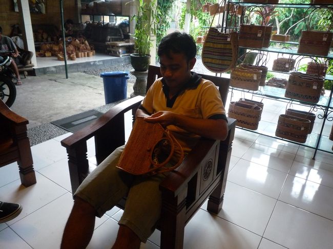 色々と悩んだ結果、こちらの丸いシリーズのバックにしました。<br /><br />最後にお店の人がチェックして綺麗にしてしてくれました。<br /><br />コロンとした形で可愛い♪<br />使うのが楽しみです。