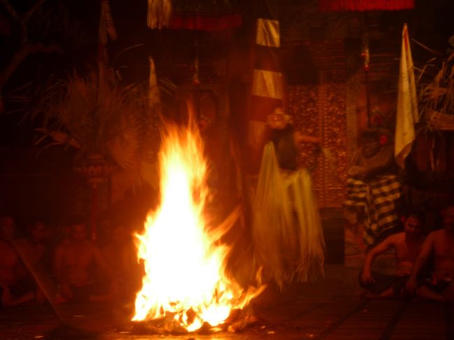 最後のファイヤーダンス。<br /><br />足で火を蹴散らすんです！！<br /><br />火が消えてもまた点けての繰り返し。<br />何度やったことでしょう。。<br /><br />見ごたえ十分でした！！