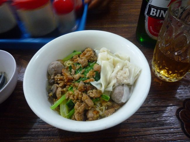 今日の夕飯はクタにあるワルン、Mie88へ。<br /><br />ワンタンが入ったミースペシャルを注文。<br /><br />日本人好みの味付でスープがとっても美味しかったです！<br /><br /><br /><br />