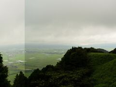 「城山展望所」

阿蘇の町並みを見渡す展望所。
やまなみハイウェイ（県道11号）沿いにある標高748mの展望所です。
正面に阿蘇五岳が見えるハズですが・・・やっぱり見えませんよね。