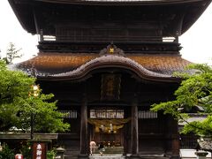 さぁてと、部屋に戻ってニュースの確認。
九州南部方面の航空便や船舶はほとんど欠航との知らせ。
ＪＲは動いているのか・・・ＴＶじゃよくわからなかったので、スマホで調べた所、阿蘇の次の宮地駅から大分方面は運休。
阿蘇から熊本行きは当面動いているようです。

とりあえず、情報集めと行程再考のため「阿蘇駅」に行ってみます。