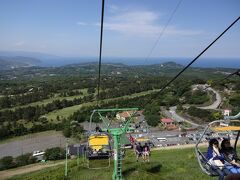 大室山のリフト〜♪
シャボテン公園から、無料送迎バスで大室山へ。スーツケースはそのままシャボテン公園さんに預かって頂けました◎

ここの駐車場にもクジャクさん下りてきてましたよ 笑

なんとも綺麗な山肌！木は無く草で覆われていて、標高580ｍ。大っきな岡の様な感じでした。

今までスキー場以外でリフト乗ったことが無かったので、草原状のリフトに終始大興奮でした♪景色も良く風も気持ちいい！最高のアトラクション(?)でした！

往復で500円(大人１人)だけど、シャボテン公園のチケットに、リフト乗車券の割引が着いていたので、そちらを利用で400円だったかな、確か。

