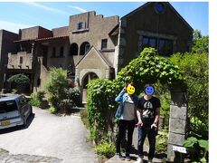 二日目の宿は、taxiで【かえで庵】さんへ。
こちらの宿も英国風。ハリーポッターの世界の様な洋館でとってもお洒落でした。
こちらもクチコミが良く、客室温泉付きだったので選びました♪

着くまでの道は狭い道だし、坂だらけ。迷路みたいでした…
駐車場もすごい坂で、車内で転がり、出るとき天井に頭をぶつけました。宿の方に思いっきし見らいてました。あほ丸出し(笑)