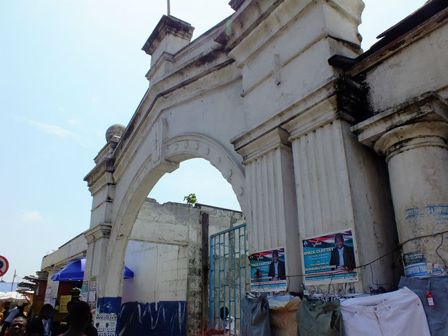 <br />少年と別れ、一人で町の中心部へと向かいました。