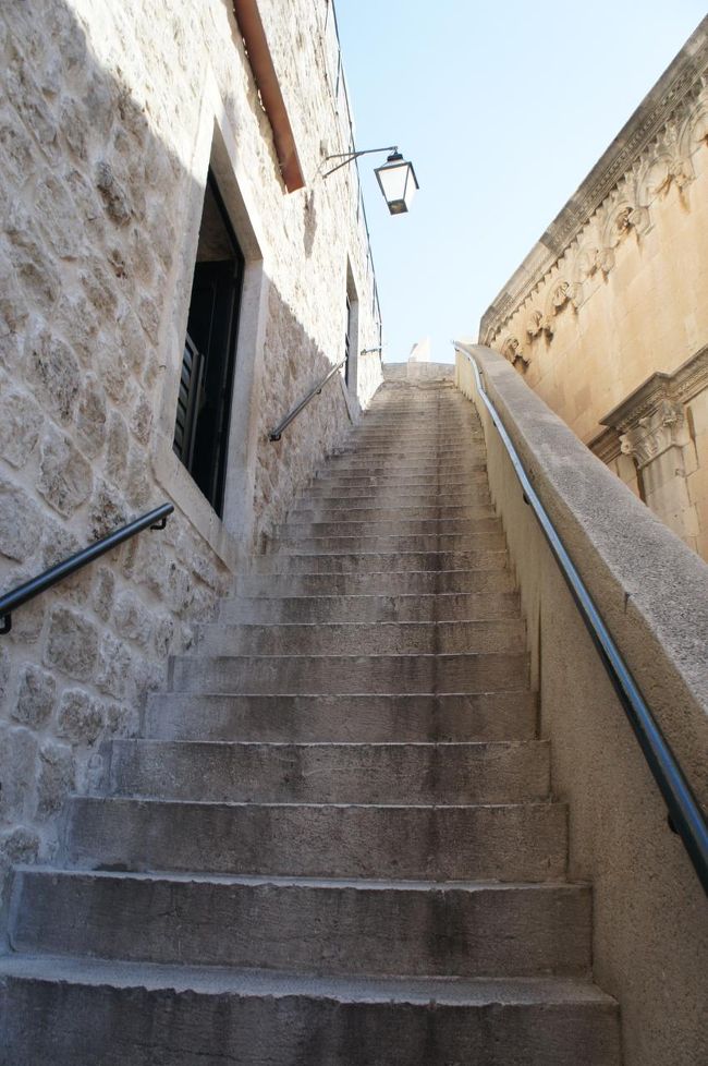 城壁への階段<br />城壁に上がった後も階段が多く、子連れには結構大変でした<br />ベビーカーは無理と思います