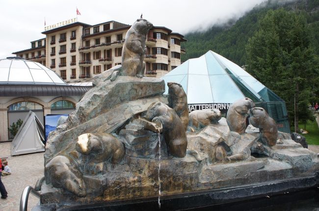 マッターホルン博物館前のマーモットの泉