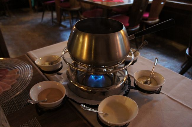 フォンデュシノワーズ<br />肉をしゃぶしゃぶしていろんなソースで食べます