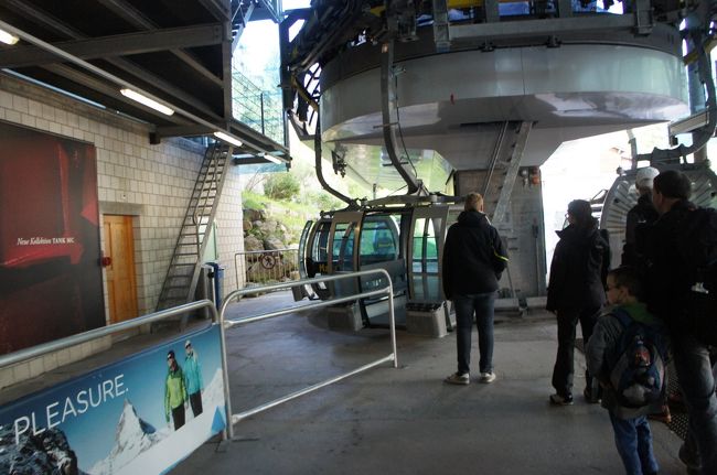 ロープウェイでグレッシャーパラダイス（クラインマッターホルン）に向かいます<br />ロープウェイというかスキーのリフト（ゴンドラ？）です