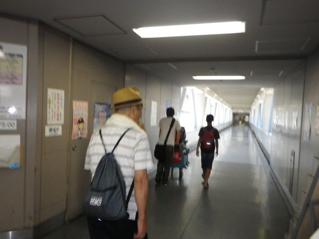 我が家から羽田へは、通常1時間かからないくらい。<br /><br />13時50分のフライトに向けて10時頃<br />かなり早めに出発しました。<br />早めにいって、空港であっちこっち見学したり<br />お土産買ったり。<br /><br />なーんて思ってたら…<br />まさかの大渋滞。<br />夏休みとはいえ、お盆は過ぎてるし、平日だし…なのに<br />考えがあまかった。<br /><br />結局羽田に着いたのは12時１0分ごろ。<br />いやぁ…びっくり。<br />駐車場も満車状態。でも、予約していたので<br />すいすい車とめて。<br />でも、さすがにターミナル直結の4階には停められず、<br />5階へ駐車。<br />