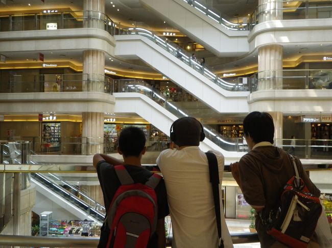 とはいえ、ネットでチェックインは済ませていたので<br />1時間以上時間があり、<br />お土産探し方々、空港内をぶらぶら。