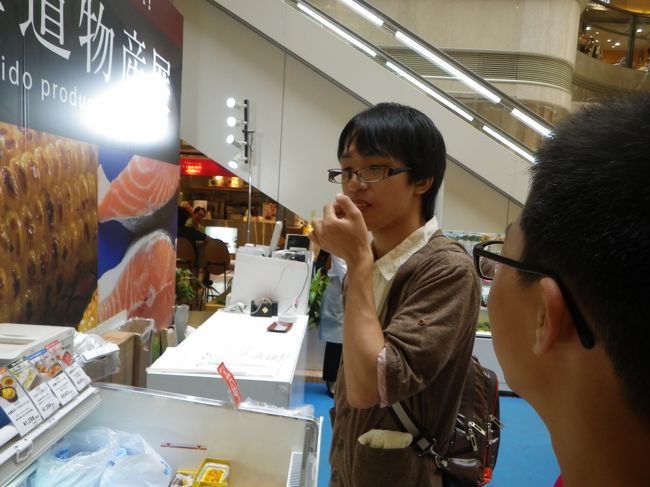 試食しなくっちゃね。<br /><br />で、一通り試食して<br />今日のデザートに１つ買ってくことにしました。<br /><br />いろいろな味があったのですが、3人相談して<br />プレーンに決定。