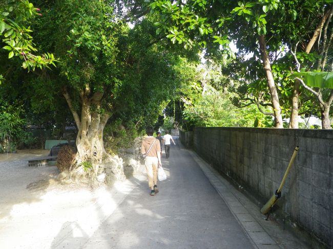 おじぃの家に行き、ご挨拶と<br />お線香あげてから<br />船着き場へ向かいます。