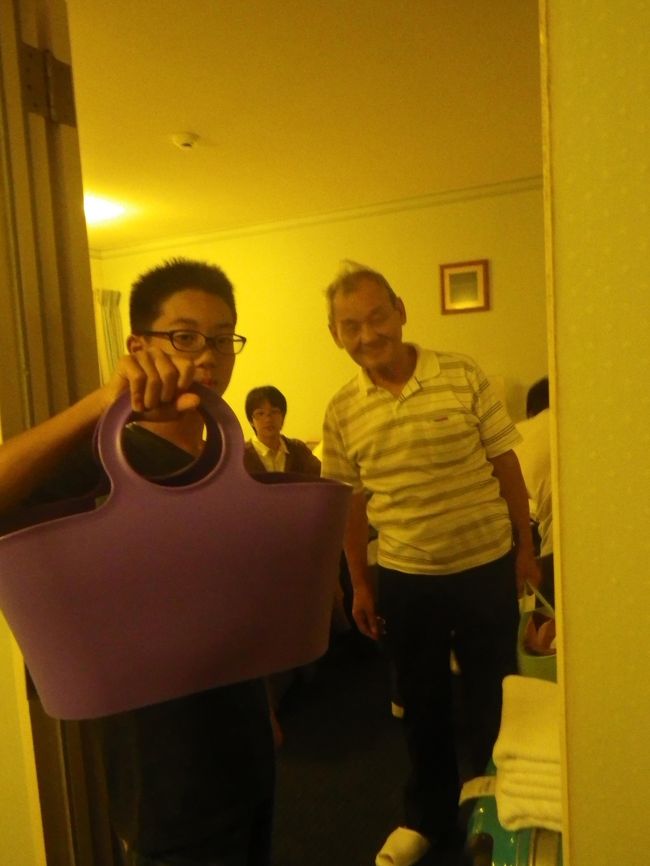 とにかく、風呂に行く。<br /><br />お部屋には、お風呂用のかごが用意されていて<br />これがまた便利だったよ。<br /><br />