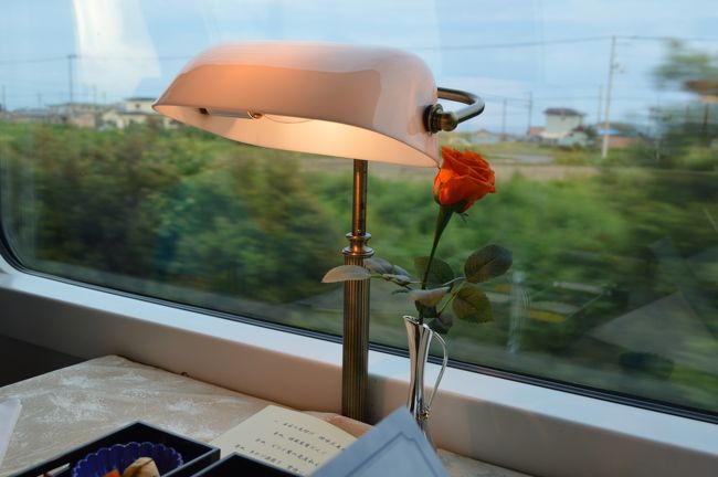 １７：３０からの夕食を予約していたので、食堂車に向かいます。