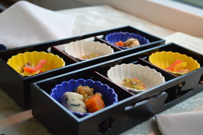 テーブルにつくと、前菜が用意されていました。