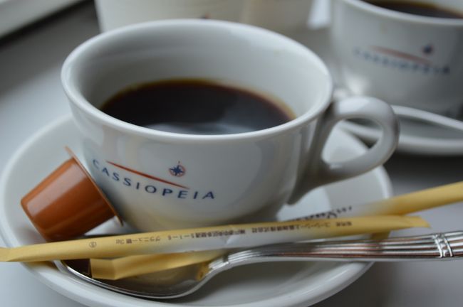 翌朝<br /><br />食堂車の方が、モーニングコーヒーを、部屋に届けてくれます。