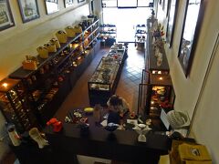 ハンガイ通りを西に歩いて、次のお店は、ハノイ モーメント 。
お店HP　http://www.hanoimoment.vn/
モダンなデザインのバンチャン焼きやお洒落な小物、バックのお店。