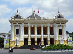 旧市街と違い、この周辺はとても綺麗、バイクが歩道にあまり止まっていません。
オペラハウスに到着。