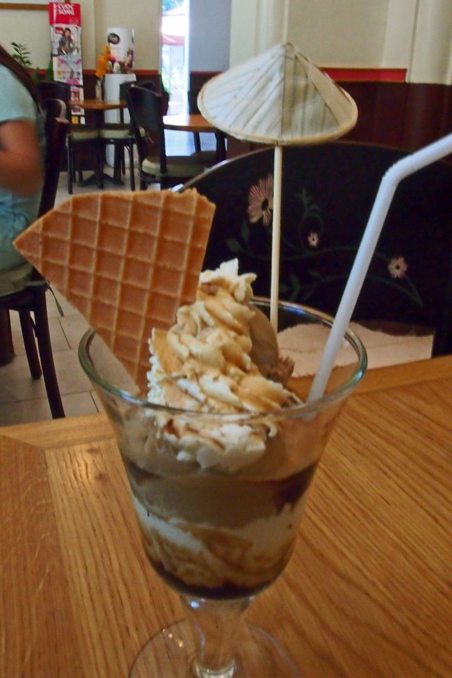 お店は、がらがらでした。<br />歩き疲れたので、甘いものは良いでしね。<br />美味しくいただきました。<br />街歩き再開。