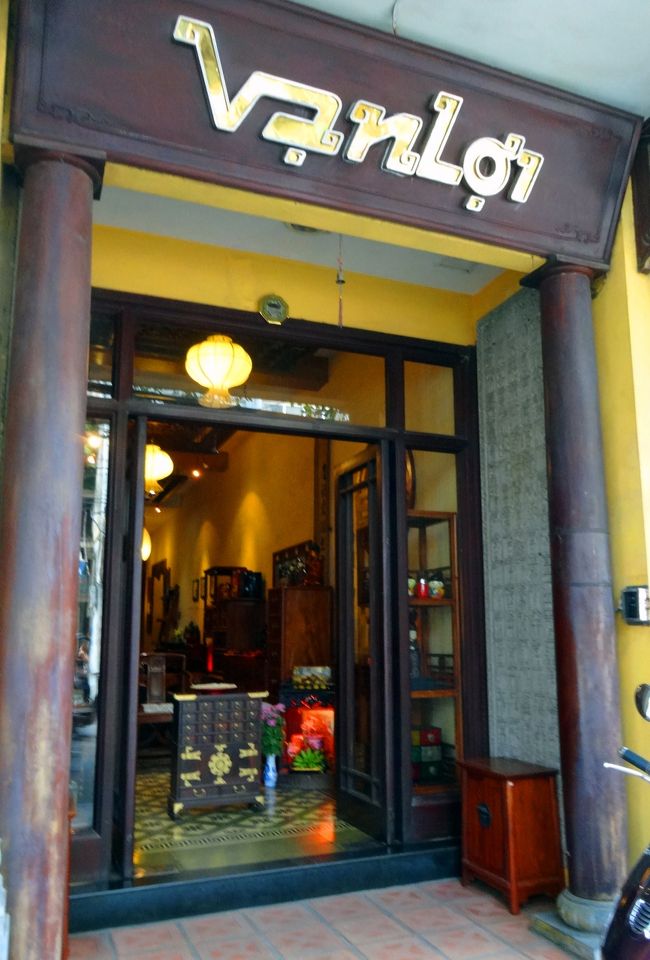 ８月１０日（日）<br />ハノイ街歩きに出かけます。<br />ホテルからタクシーでシルク通りまで行き、１件目は、<br />シルク通りのハンガイにあるインテリアショップのVan Loi。<br />お店HP　http://www.vanloi.com/<br />トリップアドバイザー　http://www.tripadvisor.jp/Attraction_Review-g293924-d6864682-Reviews-Vanloi_Oriental_Style-Hanoi.html