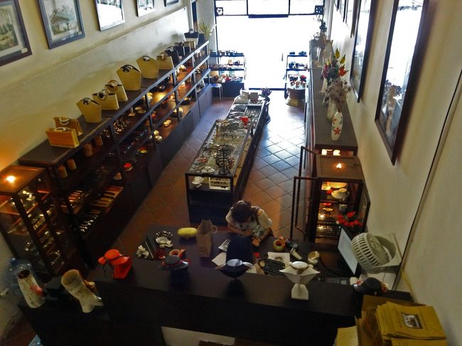 ハンガイ通りを西に歩いて、次のお店は、ハノイ モーメント 。<br />お店HP　http://www.hanoimoment.vn/<br />モダンなデザインのバンチャン焼きやお洒落な小物、バックのお店。