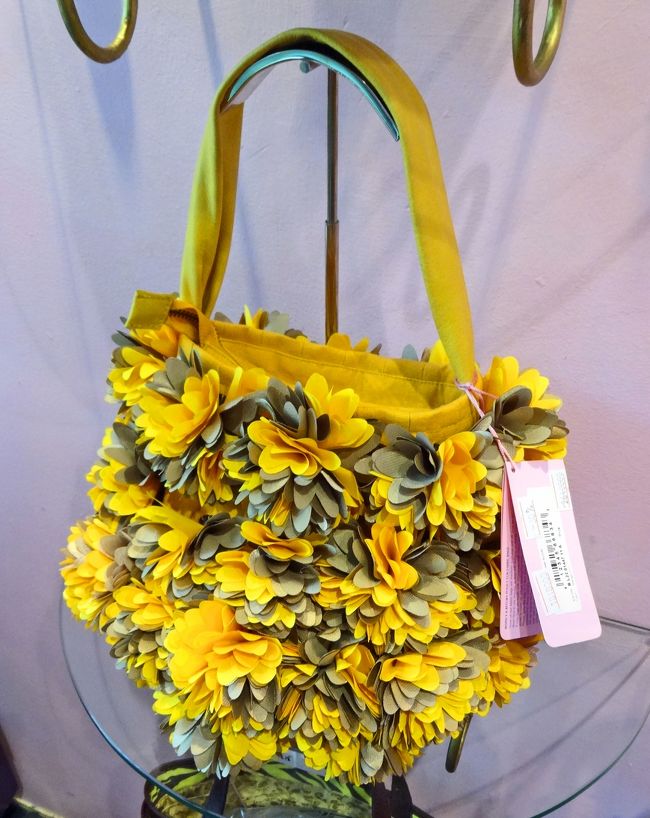 かわいいバッグも。<br />お値段そこそこしますけど。