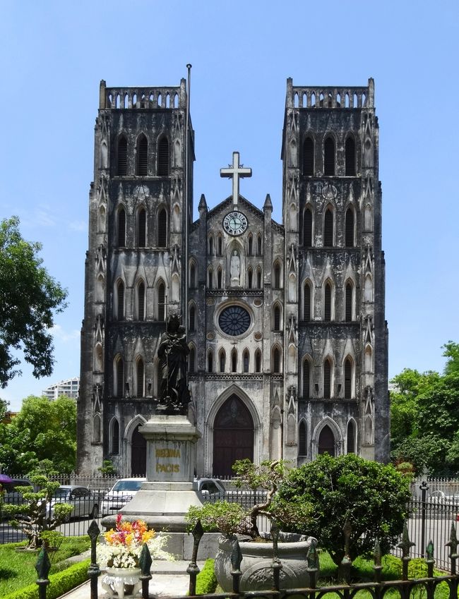 1888年の完成の、ハノイ大教会に到着。