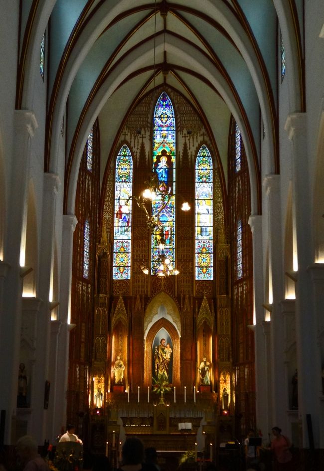 ちゃっと中を見学。<br />それほど華美ではなく、質素ですが綺麗な教会です。