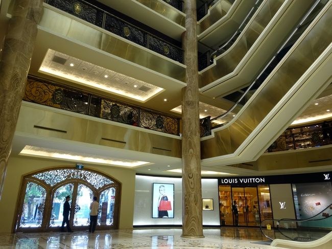 １Fホールの感じ。<br />吹き抜けになっており、できたばかりで、これからたくさんのお店がオープンするみたいです。