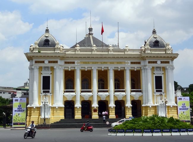 旧市街と違い、この周辺はとても綺麗、バイクが歩道にあまり止まっていません。<br />オペラハウスに到着。