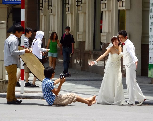 ウエディングの撮影の様子。<br />路上ですけど。
