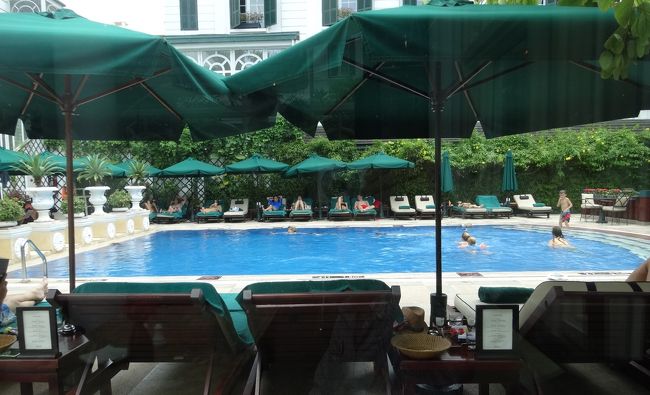 中庭にあるプールが見える席。