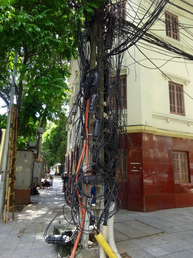 ハノイ名物の電線。<br />