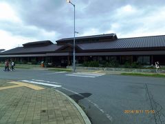 ウトロの町に入り、道の駅と併設された知床世界遺産センター（http://shiretoko-whc.jp/whc/）に到着。